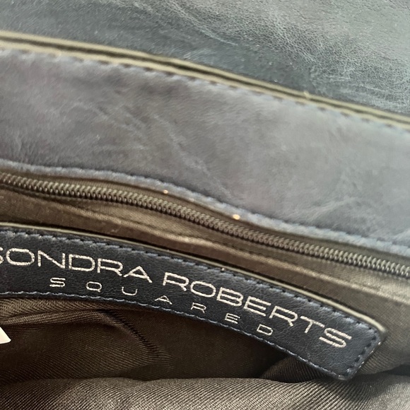 Sondra Roberts Squared crossbody - Picture 4 of 5